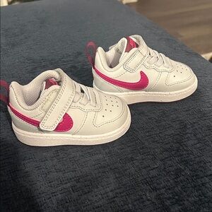 Nike Kids Sneakers in White and Pink